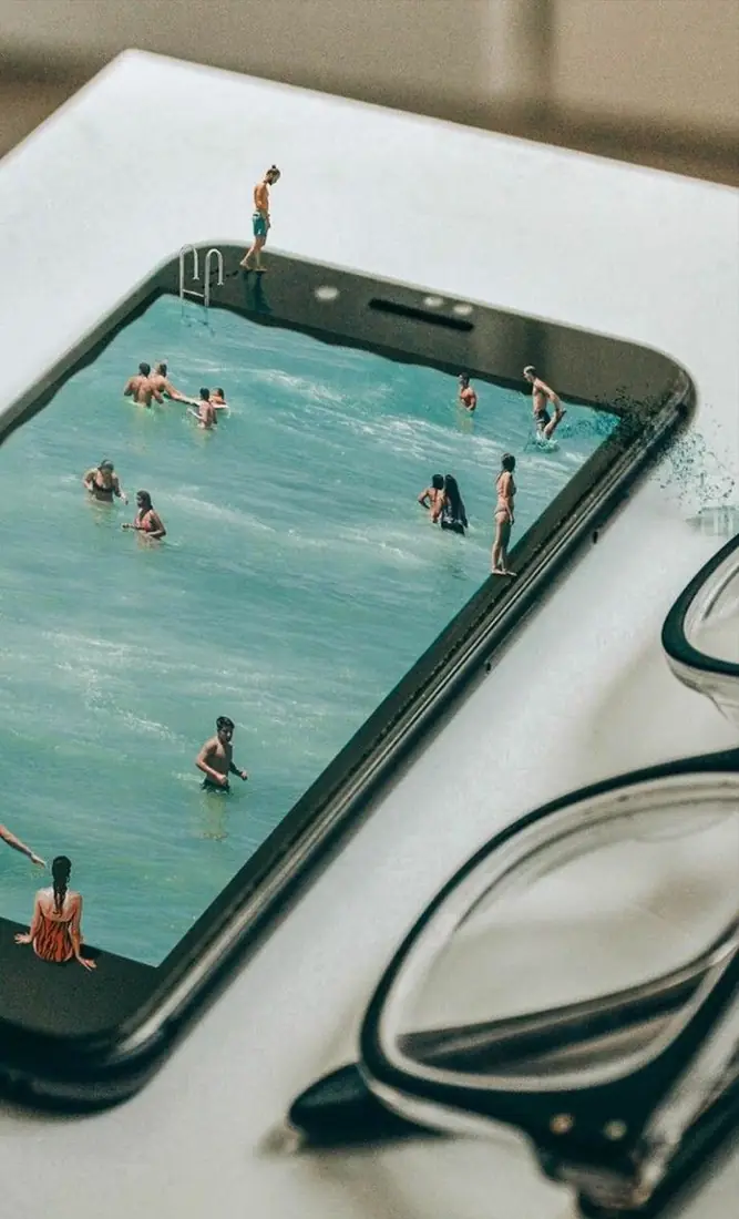 Collage d'un smartphone rempli d'eau où des nageurs font surface : sortir de l'hyperconnexion, refaire surface.